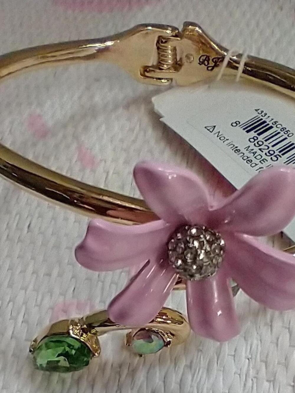 Betsey Johnson FLOWER POWER Pink Goldtone Hinged Bracelet Crystal Rhinestone NWT - Picture 3 of 3